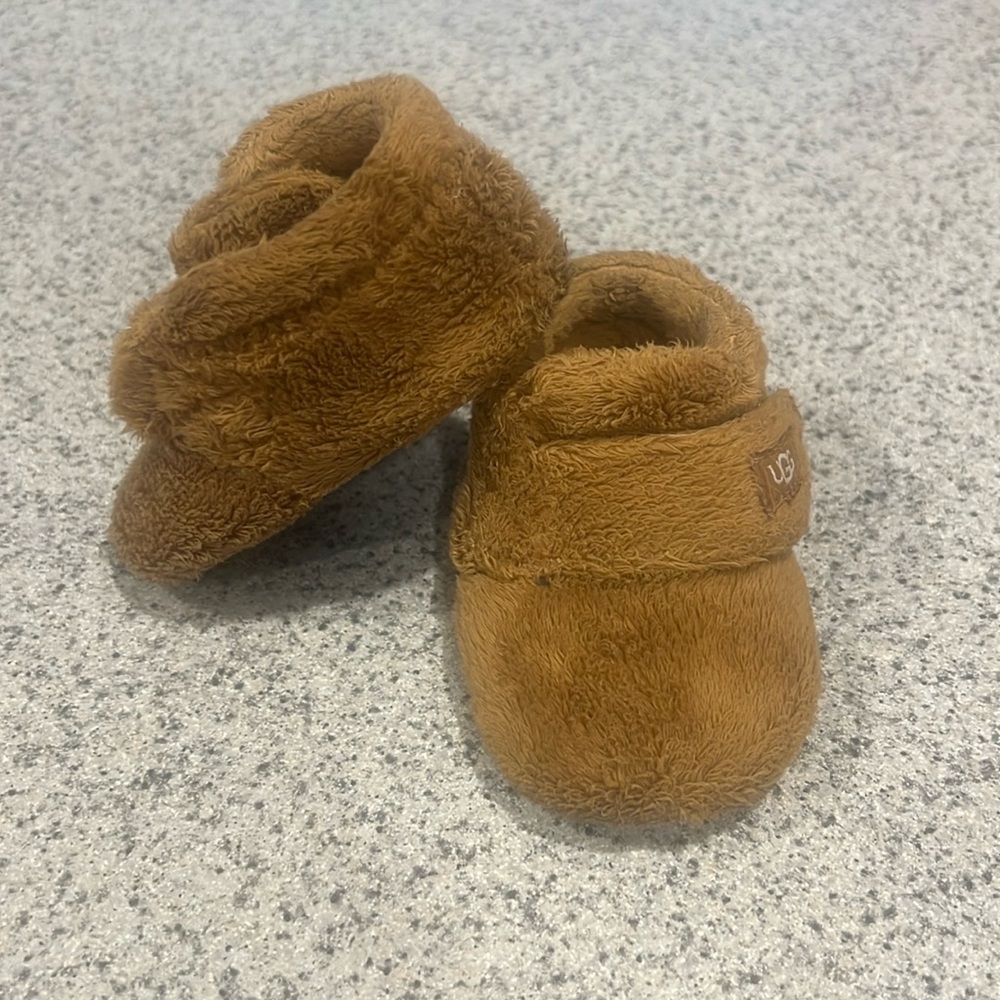 Ugg bixbee crib shoes